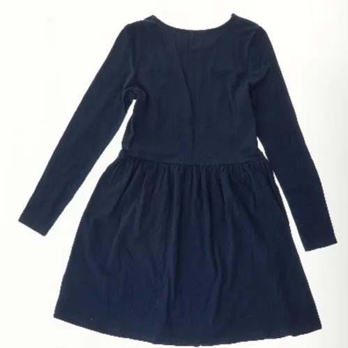 Mørkeblå kjole med sommerfugl fra H&M fra H&M (str. 134)