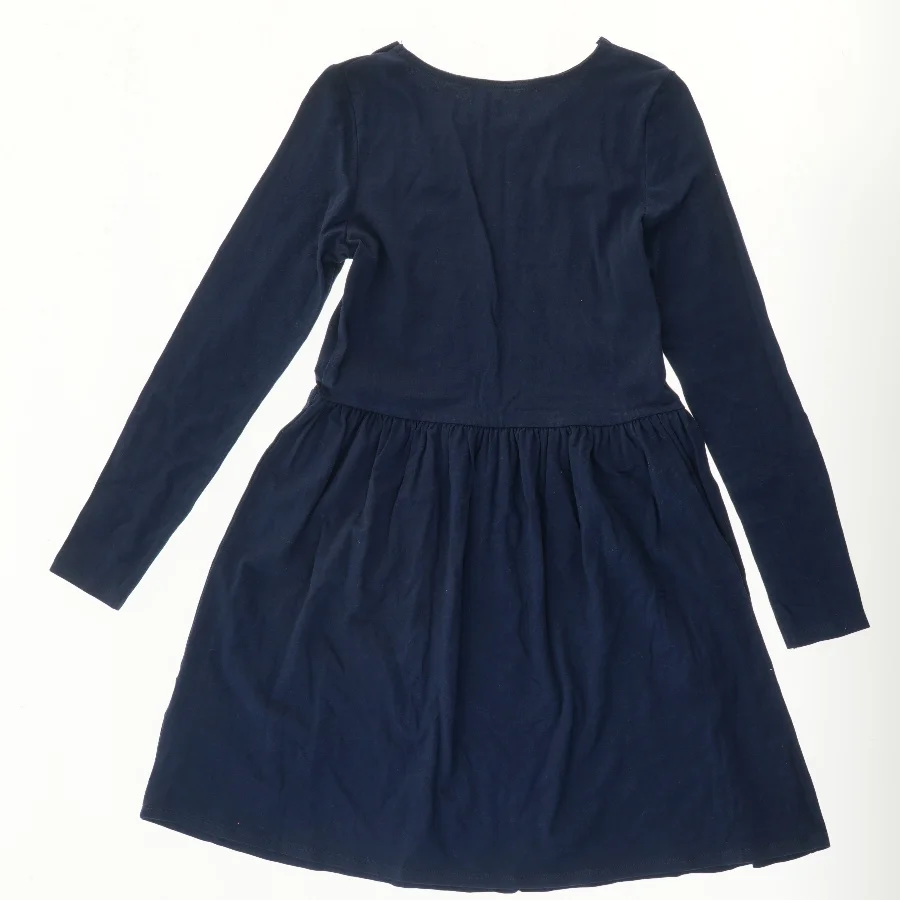 Mørkeblå kjole med sommerfugl fra H&M fra H&M (str. 134)