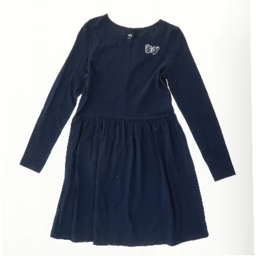Mørkeblå kjole med sommerfugl fra H&M fra H&M (str. 134)