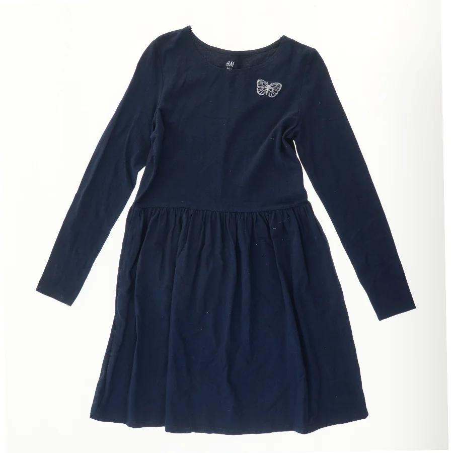 Mørkeblå kjole med sommerfugl fra H&M fra H&M (str. 134)
