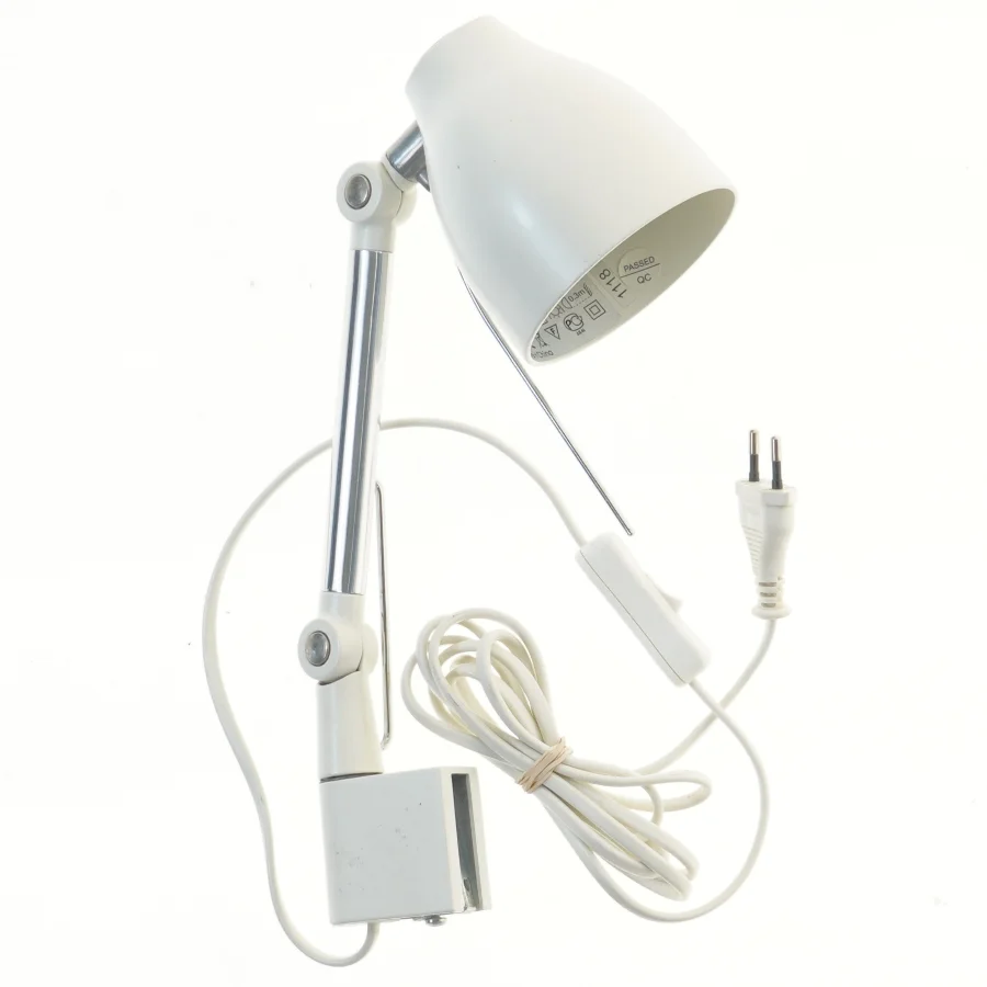 Hvid bordlampe med klips fra IKEA (str. 37 cm)