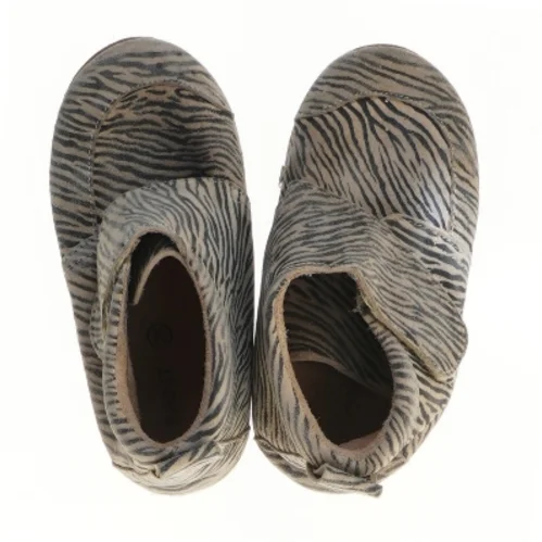 Børnesko med zebra mønster fra En Fant (str. 26 )