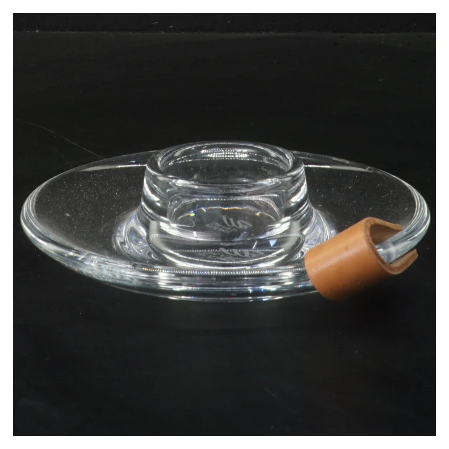 Glasfyrfadsstage med læderdetalje fra Holmegaard (str. Ø 17 cm)