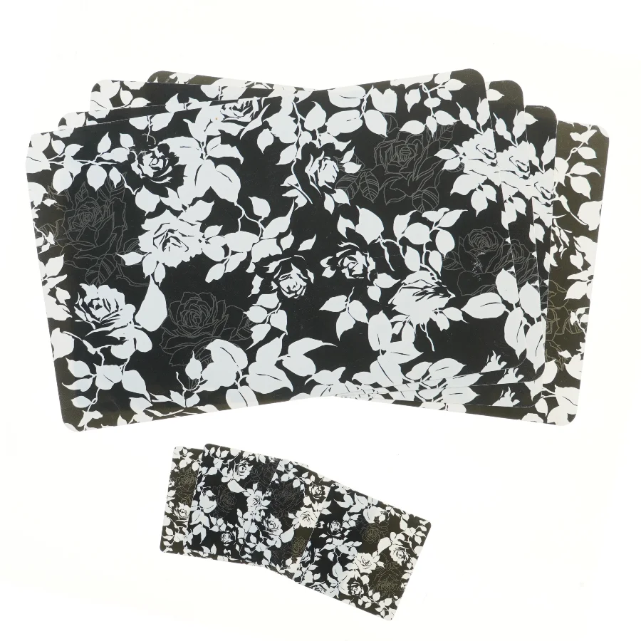 Sæt af bordskånere og coasters (str. 4 stk 43,5x28 cm 4 stk 10x10 cm)