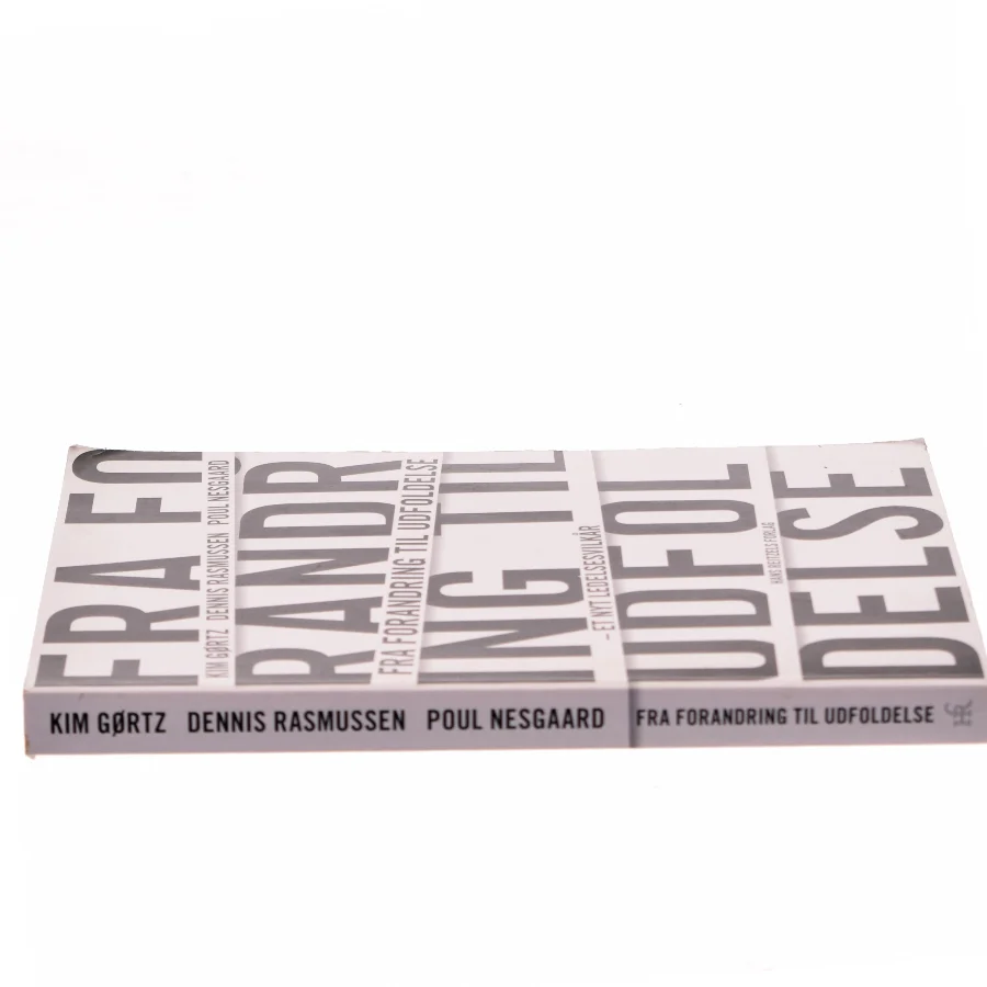 Fra forandring til udfoldelse : et nyt ledelsesvilkår af Kim Gørtz (Bog)