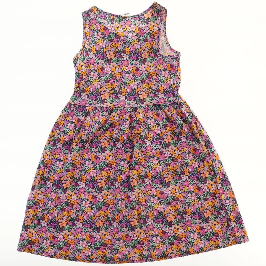 Blomsterkjole fra H&M (str. 134)