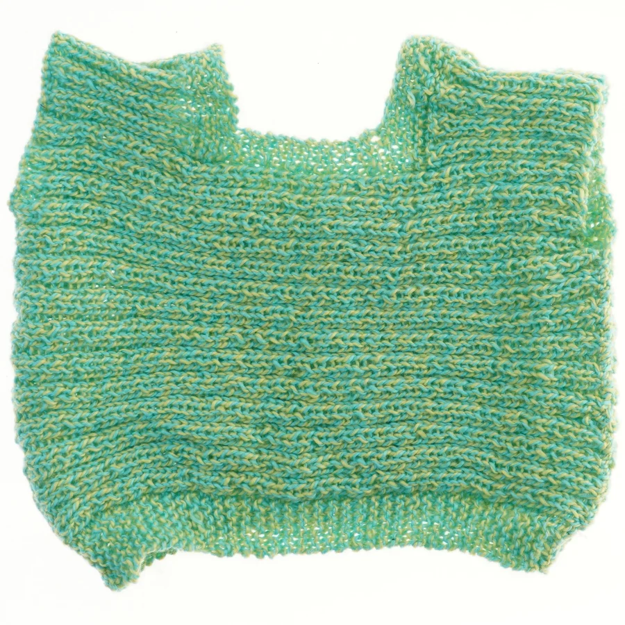 Håndstrikket grøn babysmæk / vest (str. 38x33 cm)