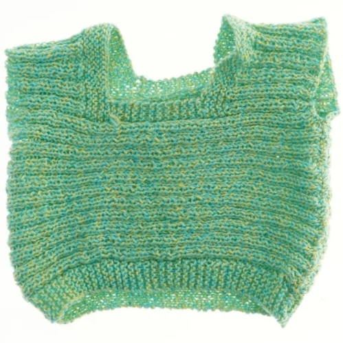 Håndstrikket grøn babysmæk / vest (str. 38x33 cm)