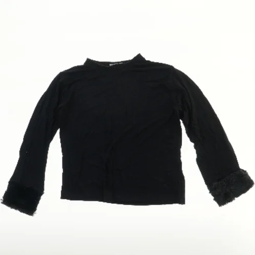 Langærmet sort bluse med pelsdetaljer fra Royal Rebels (str. 134)