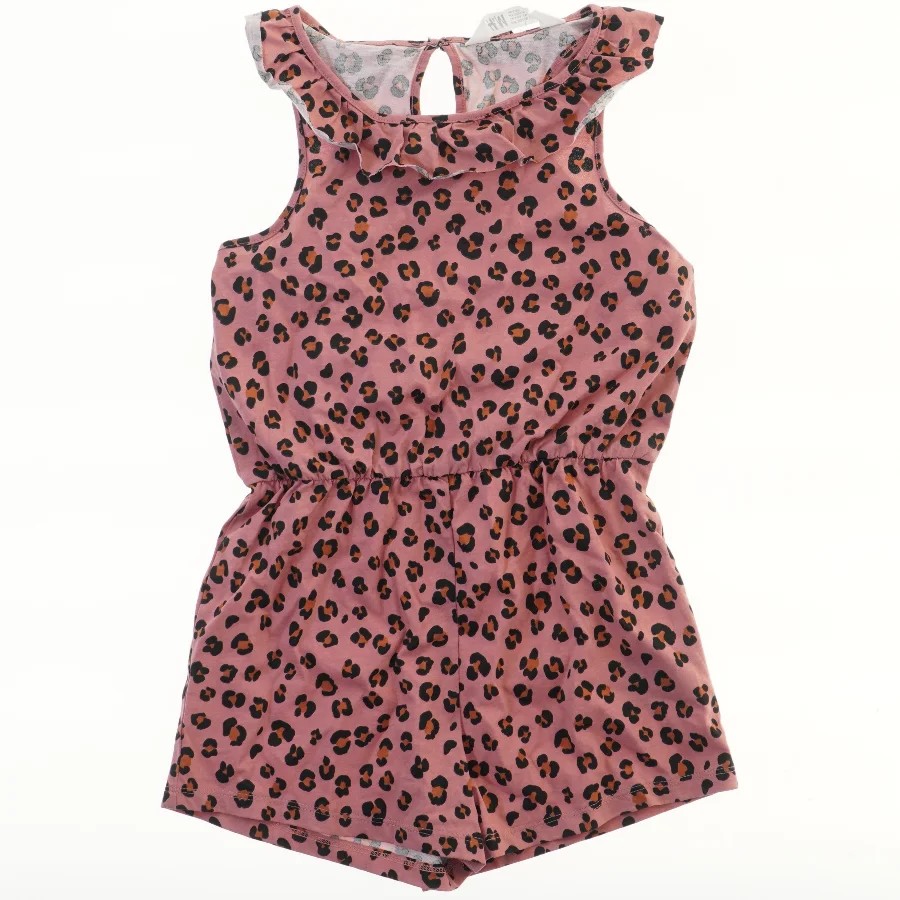 Rosa buksedragt med leopardmønster fra H&M (str. 122)