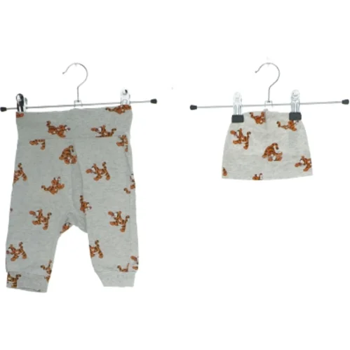 Babybukser og hue fra H&M (str. 62)