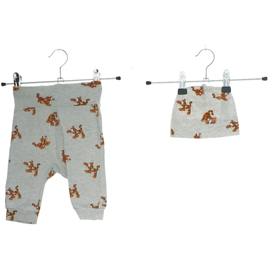 Babybukser og hue fra H&M (str. 62)