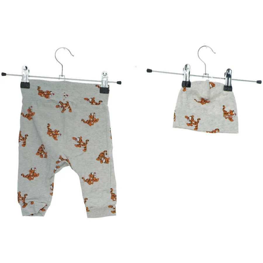 Babybukser og hue fra H&M (str. 62)