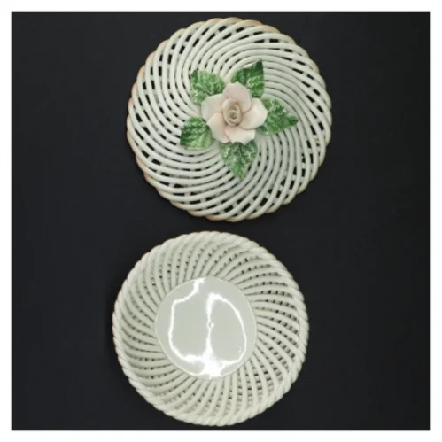 Flettet porcelænskurv med rosenmotiv