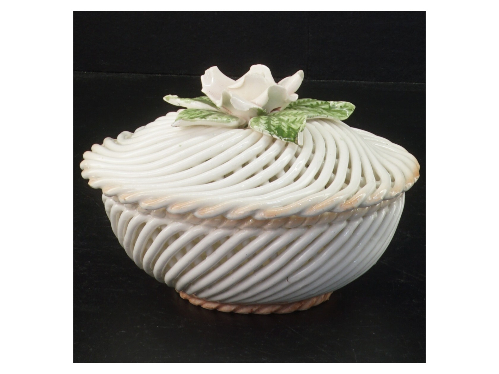 Flettet porcelænskurv med rosenmotiv
