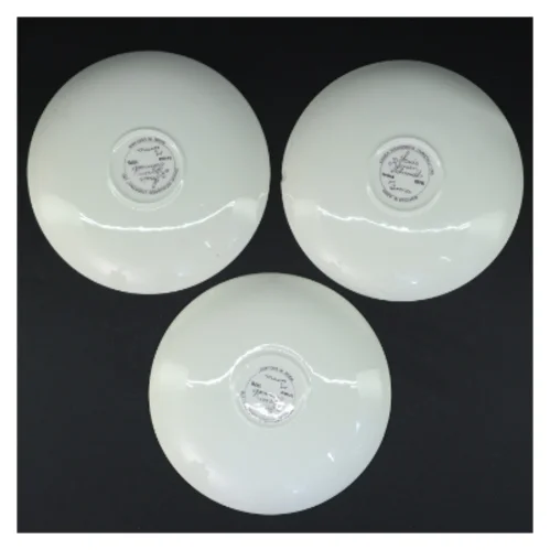 Porcelænskopper og -tallerkener med dekoration fra Irma (str. Underkop 17,5 x 2 cm kop 15 x 11,5 x 7,5 cm)