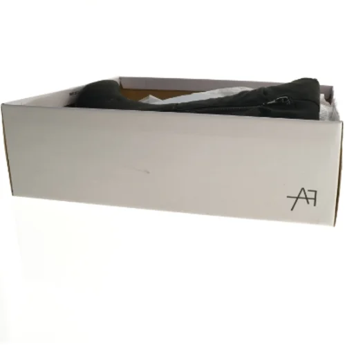 Sorte støvler med hæl (str. 39)