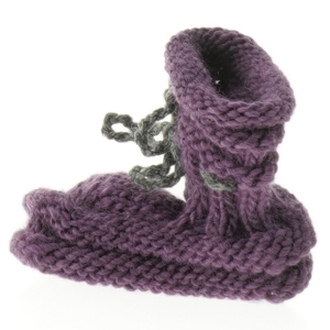 Strikkede babystøvler i lilla (str. 11 cm)