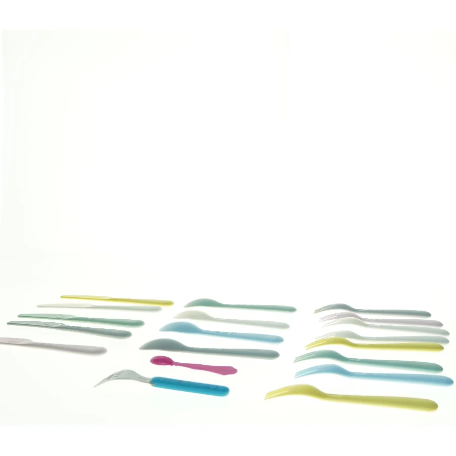 Pastelfarvede plastbestik fra ikea(str. 16 x 3 cm)