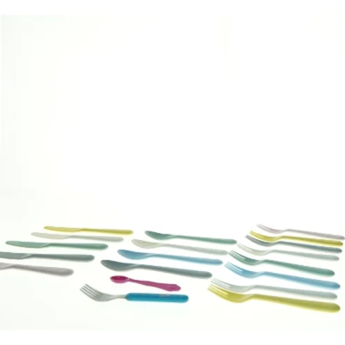 Pastelfarvede plastbestik fra ikea(str. 16 x 3 cm)