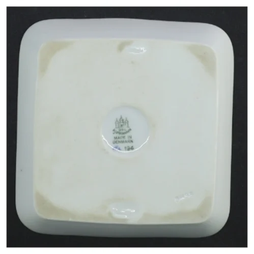 Hvidt porcelænsfad med blå blomstermotiv fra B&G (str. 12,5 x 12,5 x 2 cm)