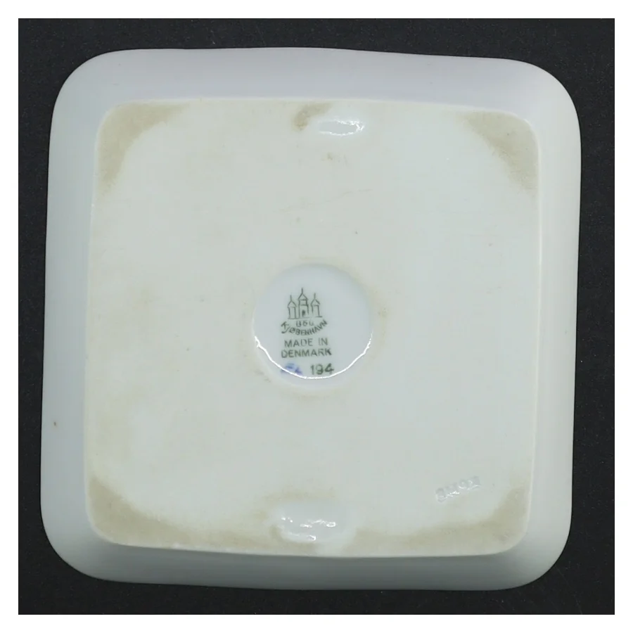 Hvidt porcelænsfad med blå blomstermotiv fra B&G (str. 12,5 x 12,5 x 2 cm)