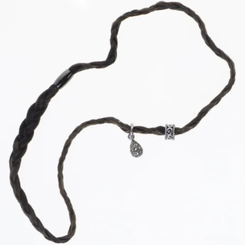 Flettet læderarmbånd med charms fra STORY (str. Ø 15 cm)