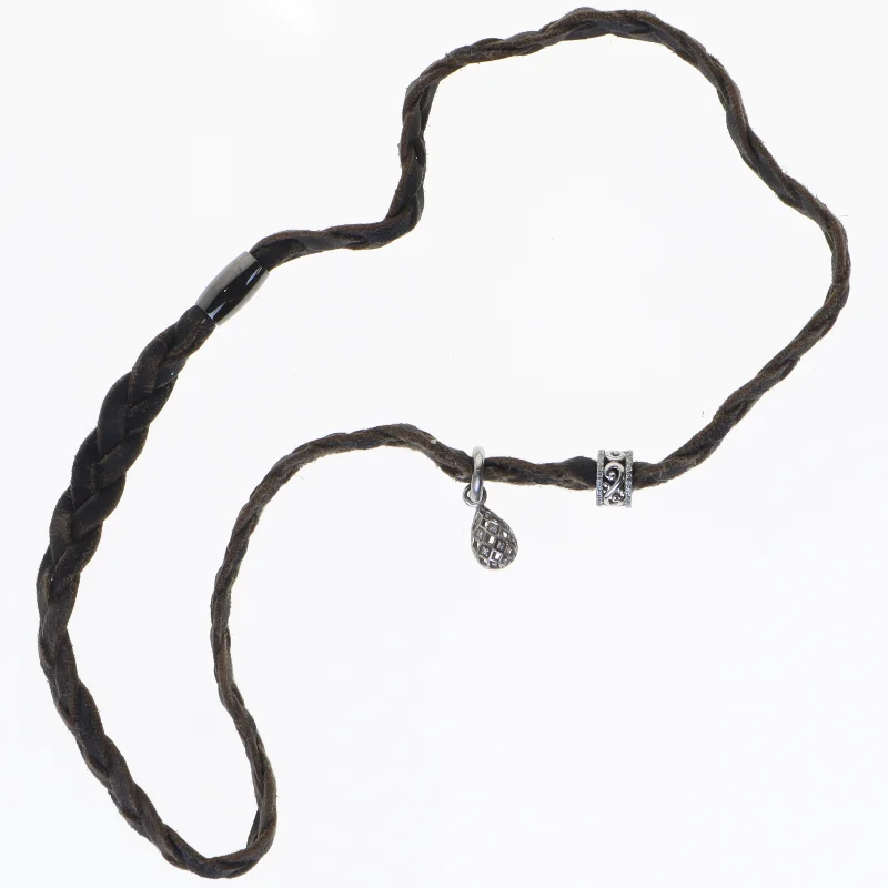 Flettet læderarmbånd med charms fra STORY (str. Ø 15 cm)