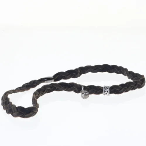 Flettet læderarmbånd med charms fra STORY (str. Ø 15 cm)