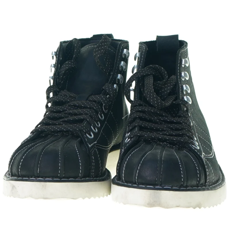 Støvler fra Adidas (str. 38)