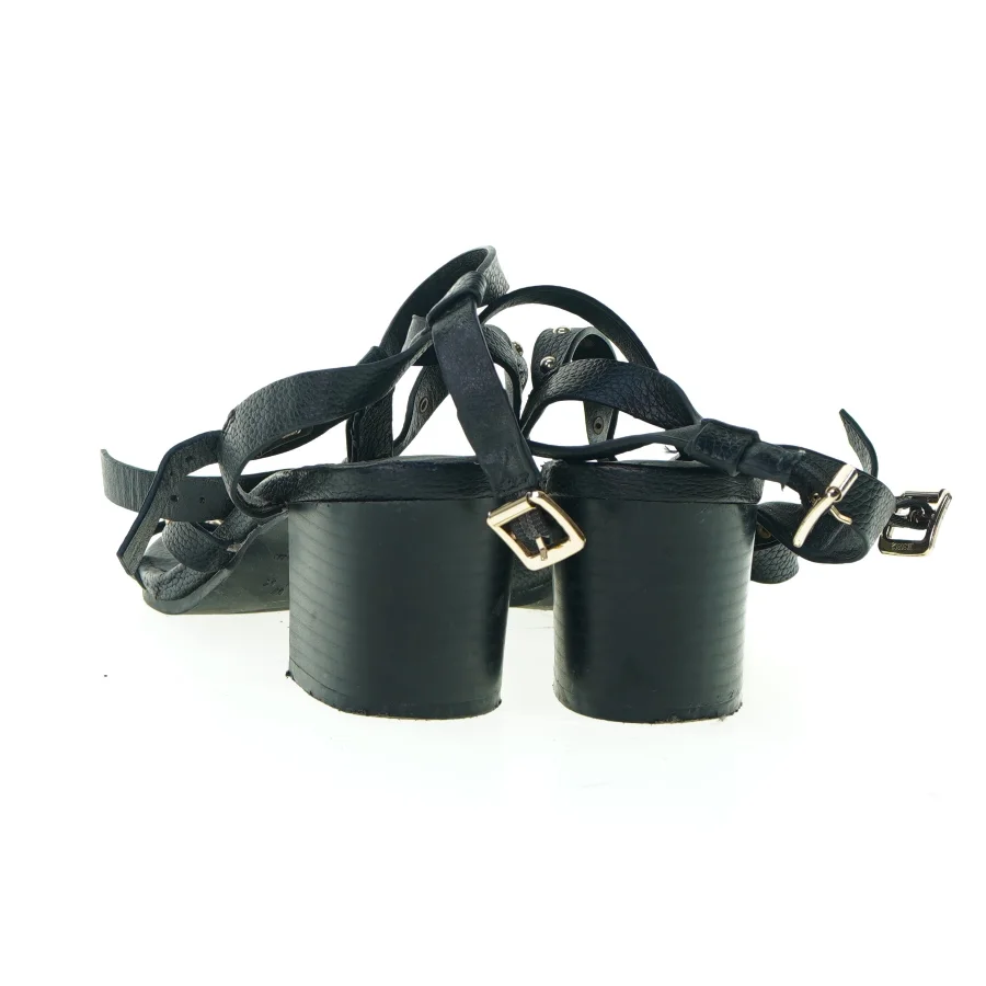 Sandaler fra New Look (str. 37)