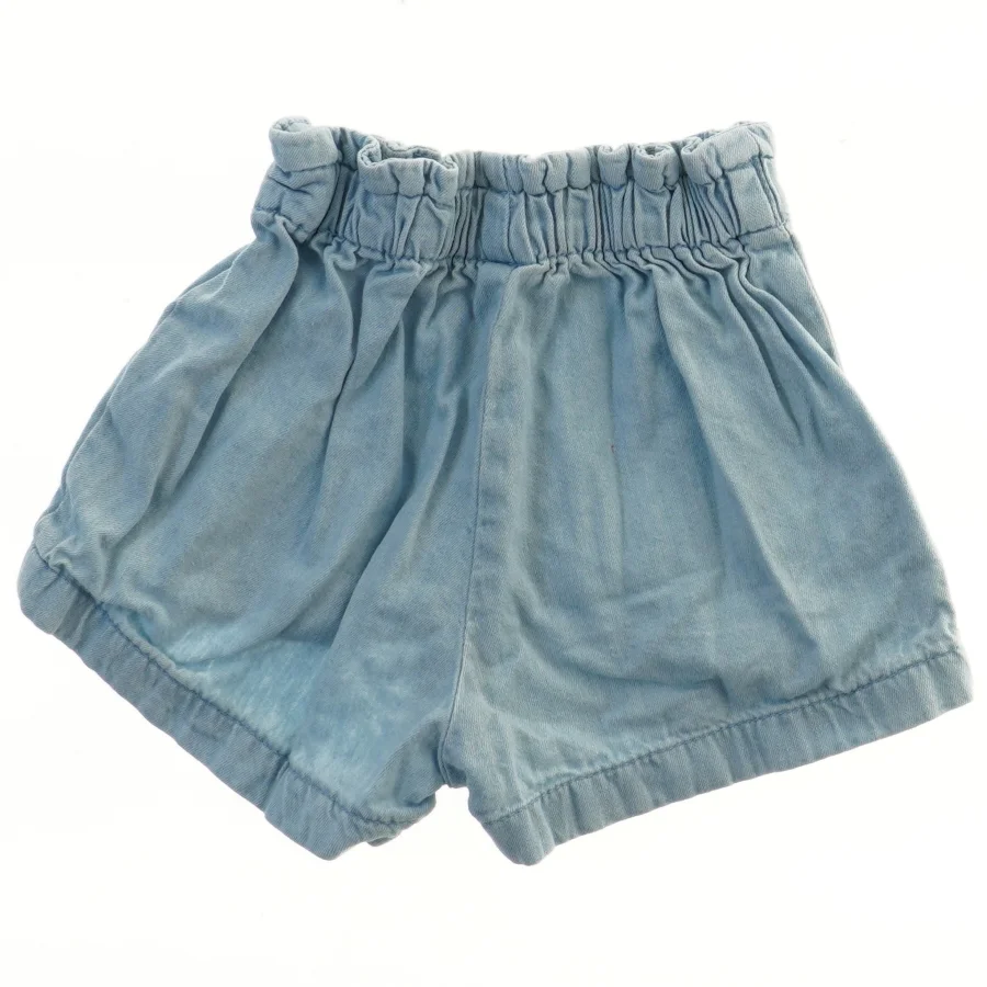 Lyseblå shorts fra H&M (str. 74)