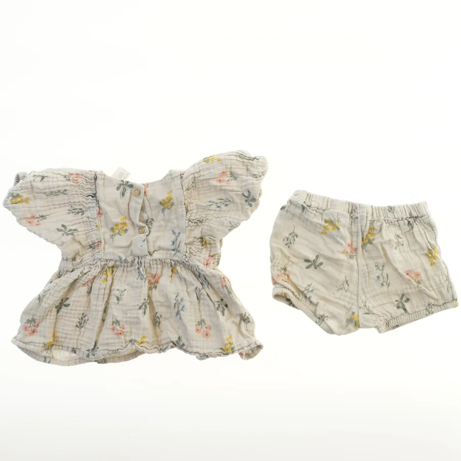 Sæt med bluse og shorts fra H&M (str. 80)