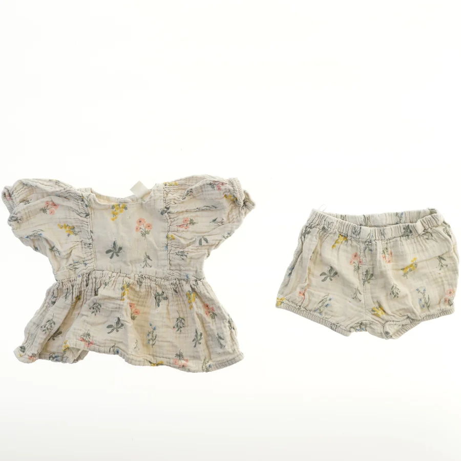 Sæt med bluse og shorts fra H&M (str. 80)