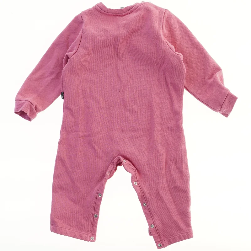 Lyserød heldragt med Puma-logo fra Puma (str. 80)