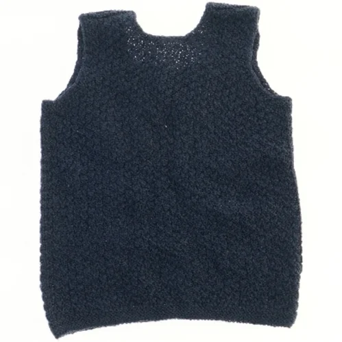 Strikket vest med knapper (str.  28x35 cm)