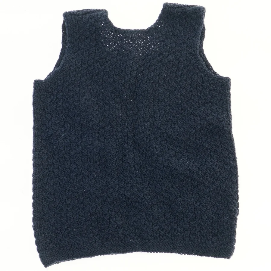 Strikket vest med knapper (str.  28x35 cm)