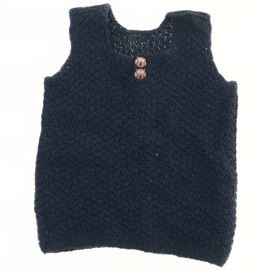 Strikket vest med knapper (str.  28x35 cm)