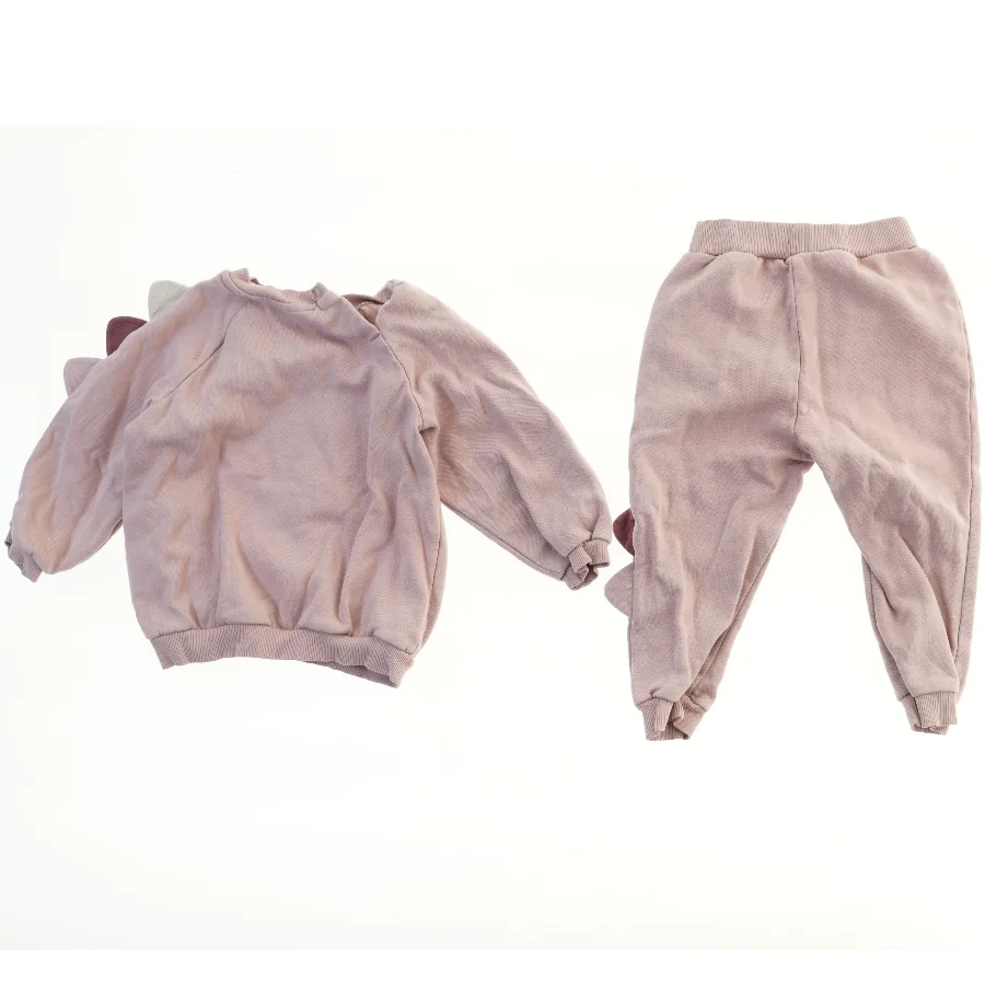 Sweatsæt med dinosaurdetaljer fra H&M (str. 92)