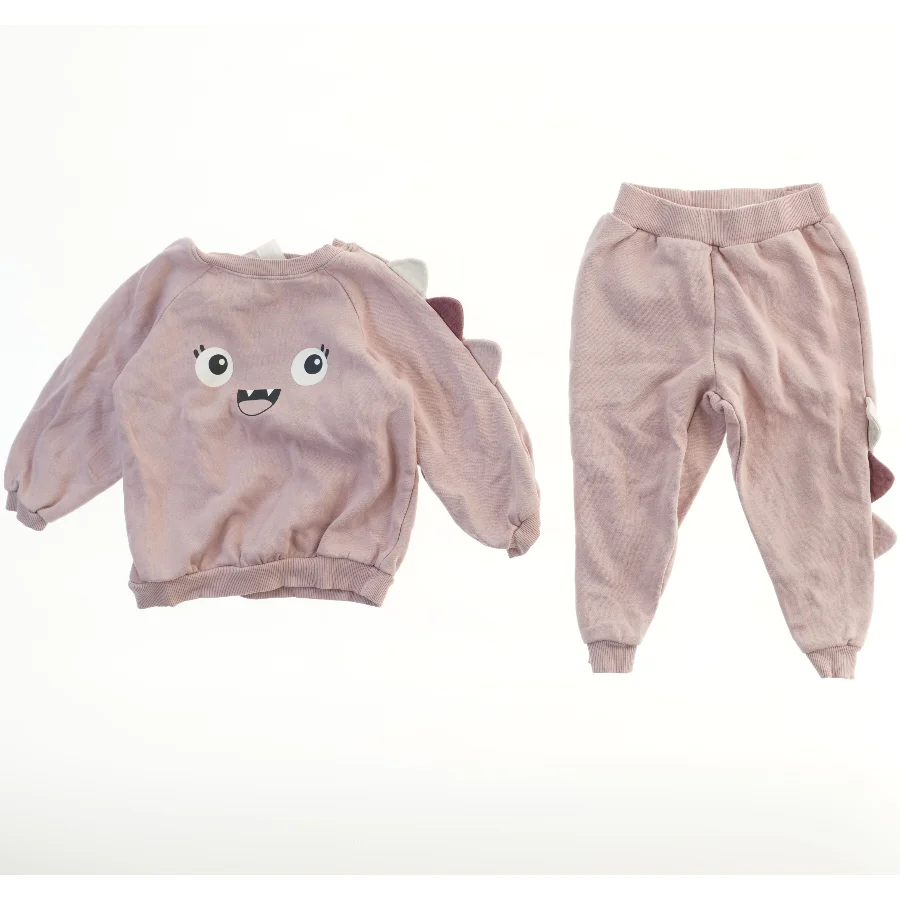 Sweatsæt med dinosaurdetaljer fra H&M (str. 92)