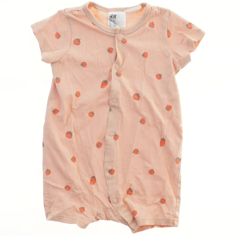 Heldragt med jordbærmønster fra H&M (str. 80)