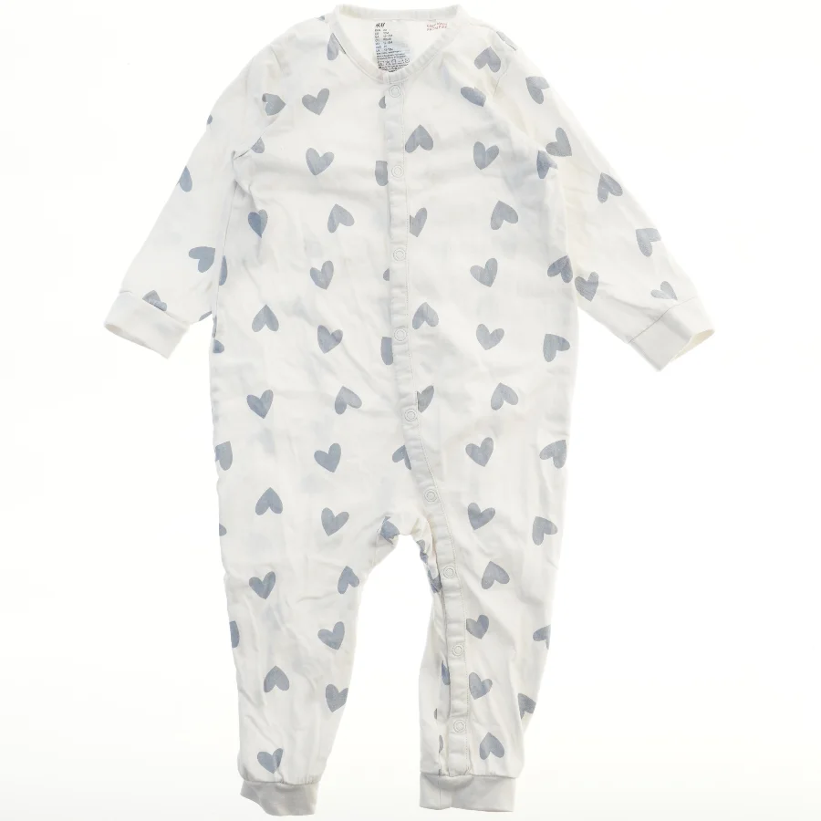 Hvid heldragt med grå hjerter fra H&M (str. 86)