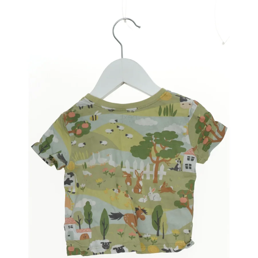 Børne T-shirt med bondegårdsprint fra Next (str. 68)