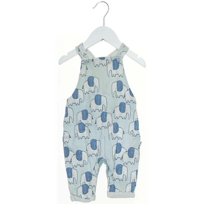 Lysblå sparkedragt med elefantmønster fra Next (str. 68)