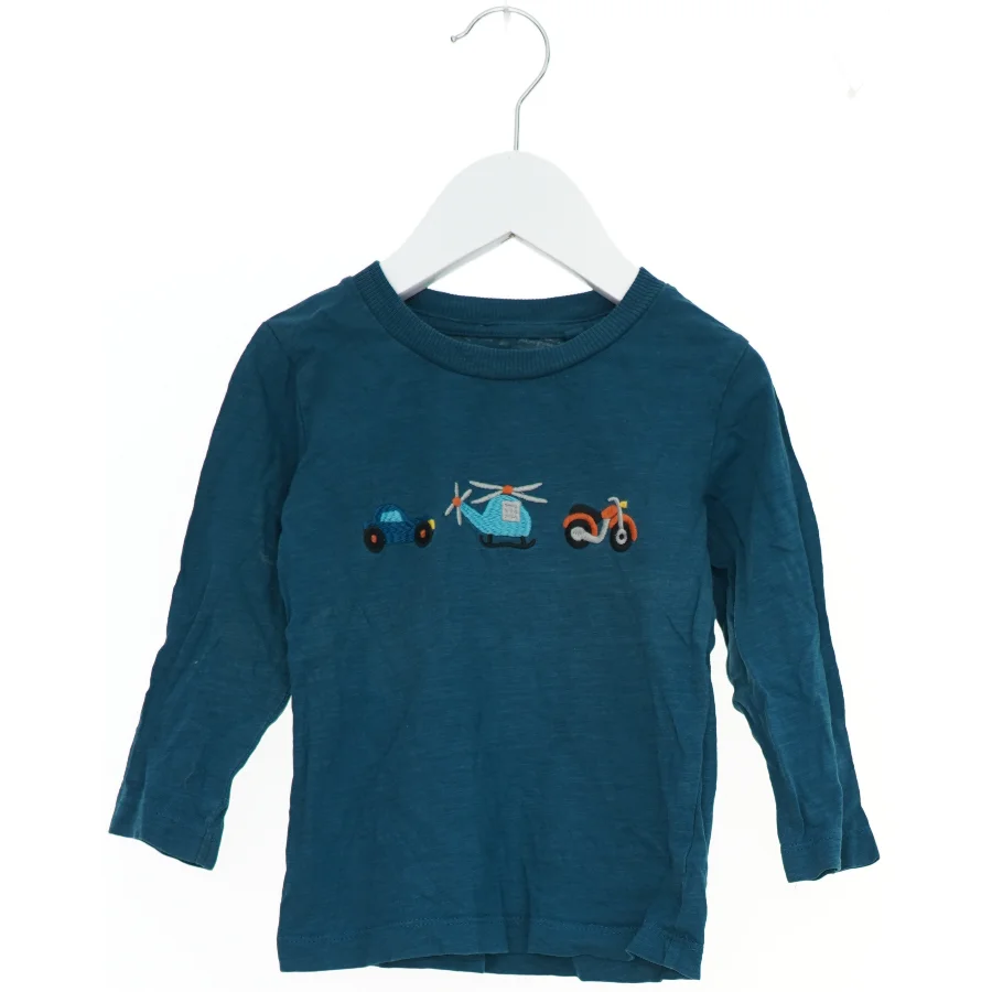 Bluse med køretøjsmotiv fra Next (str. 86)