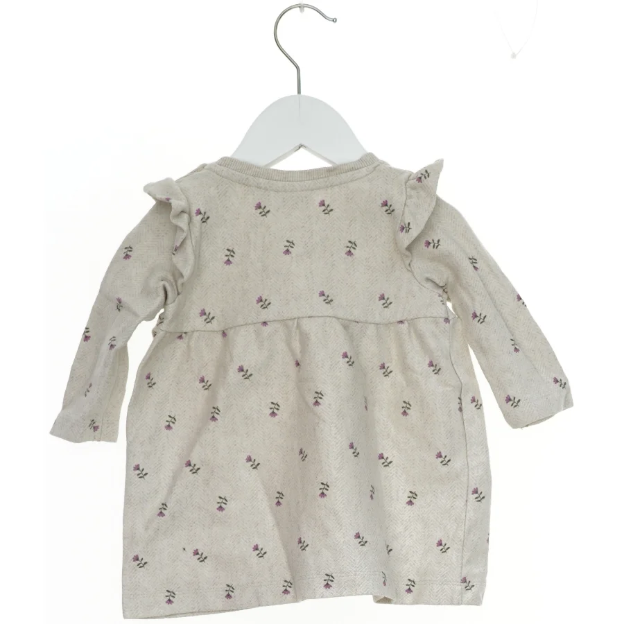 Børnekjole med blomstermønster fra Name It (str. 68)