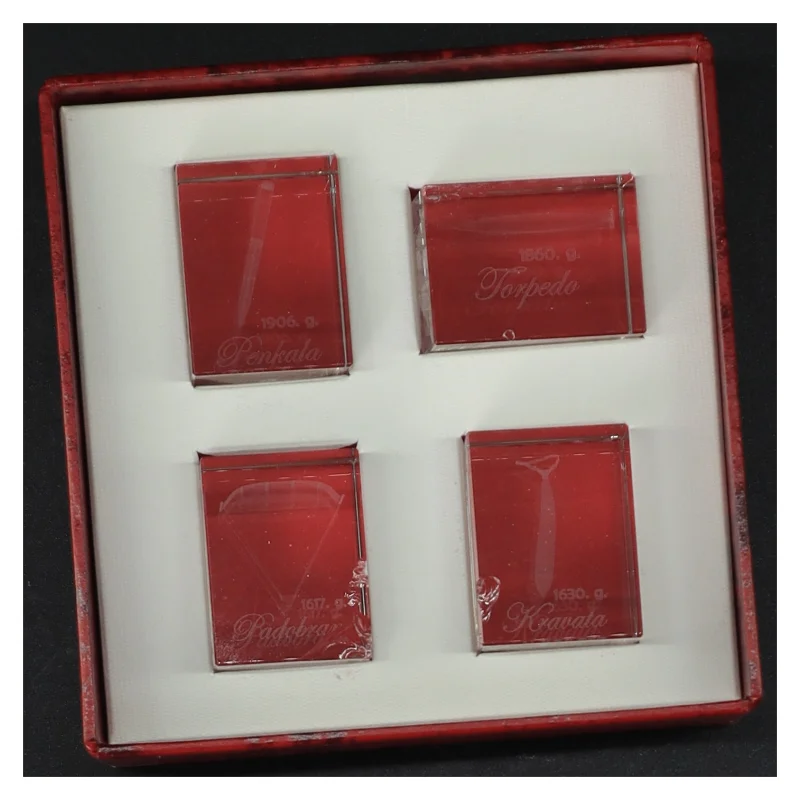 Æske med motiver af kroatiske opfindelser (str. Kasse 13 x 13 cm)