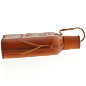 Læder betrukket flaske med bæltestrop fra Palmos (str. 20 x 12 tm)