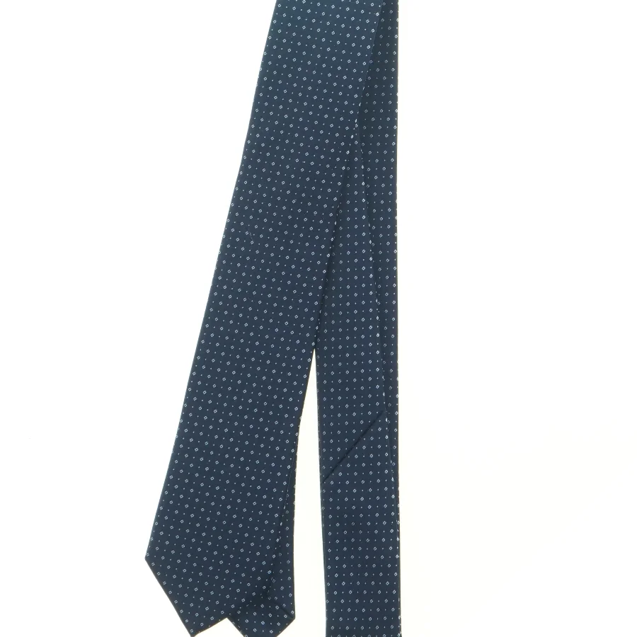 Mørkeblåt slips med prikker fra Tff (str. 142 x. 7 cm)