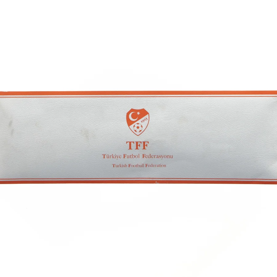 Mørkeblåt slips med prikker fra Tff (str. 142 x. 7 cm)